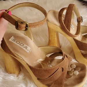 Soda "Sahara" chunky wood platform heel
